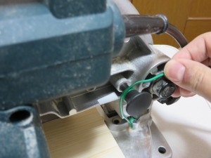 振動でツマミが抜けた時に備えて、針金を固定ツマミに巻きつけて固定します